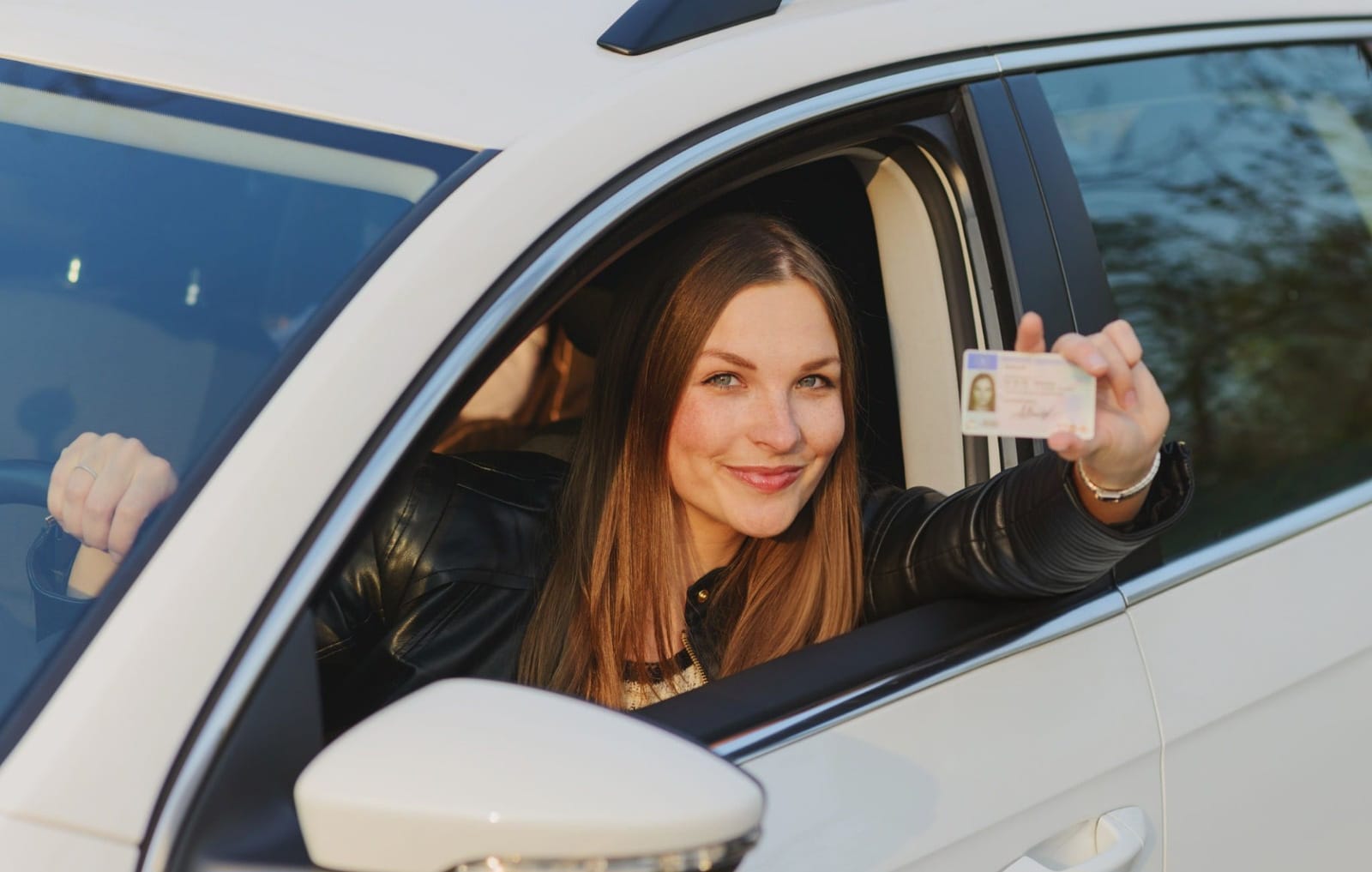 Geslaagde leerling met rijbewijs